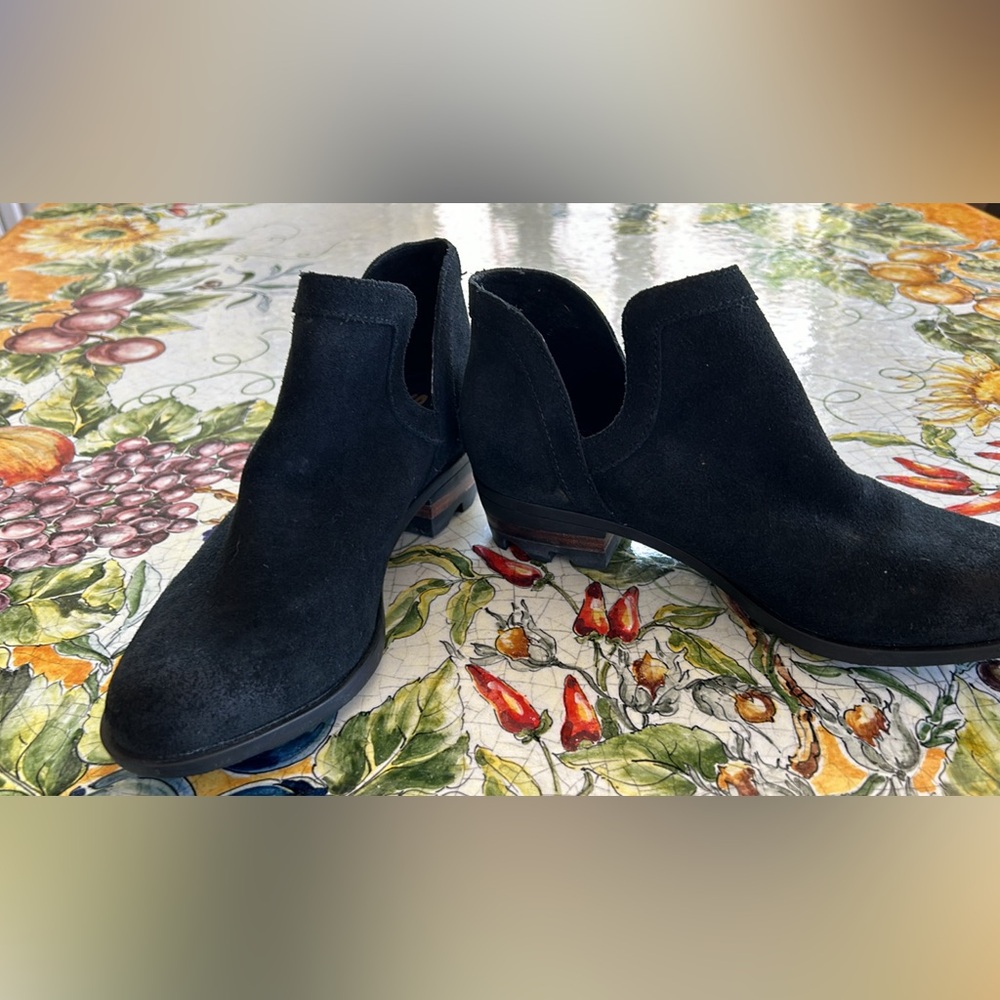 Sorrel Women’s suede slip on bootie boots in like new condition